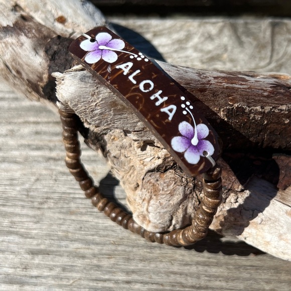 Hawaiian Coconut Shell Bead Stretch Bracelet “Aloha” - Picture 1 of 3